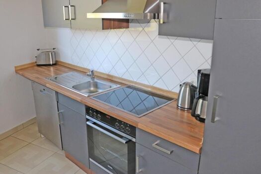 sehr gut ausgestattete Küche 