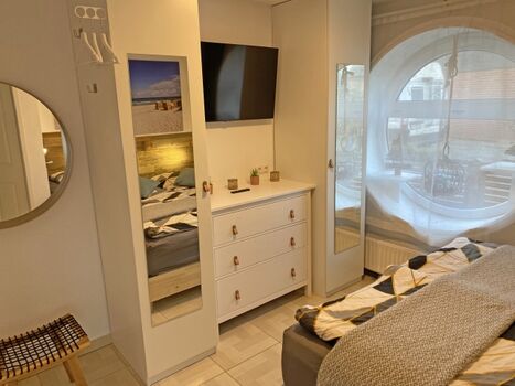 Schlafzimmer mit Boxspringbett (180x200) und Smart-TV