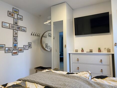 Schlafzimmer mit Boxspringbett (180x200) und Smart-TV