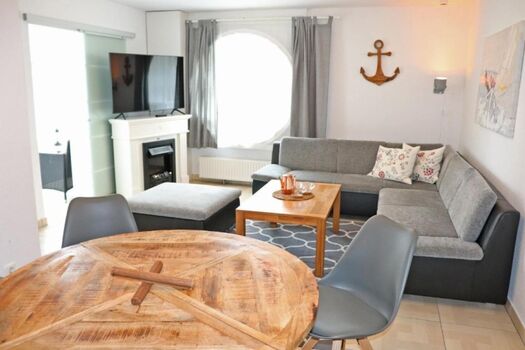 Wohnzimmer mit 55 Zoll Smart-TV und Esstisch