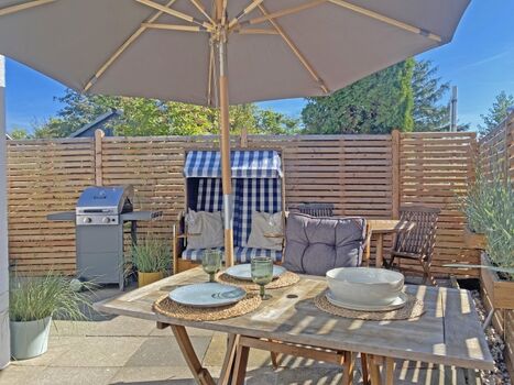 vollständig eingezäunte Terrasse mit Rasenfläche