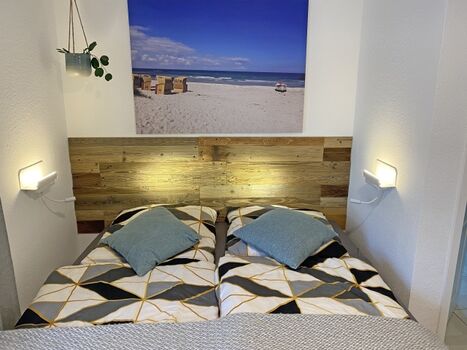 Schlafzimmer mit Boxspringbett (180x200) und Smart-TV