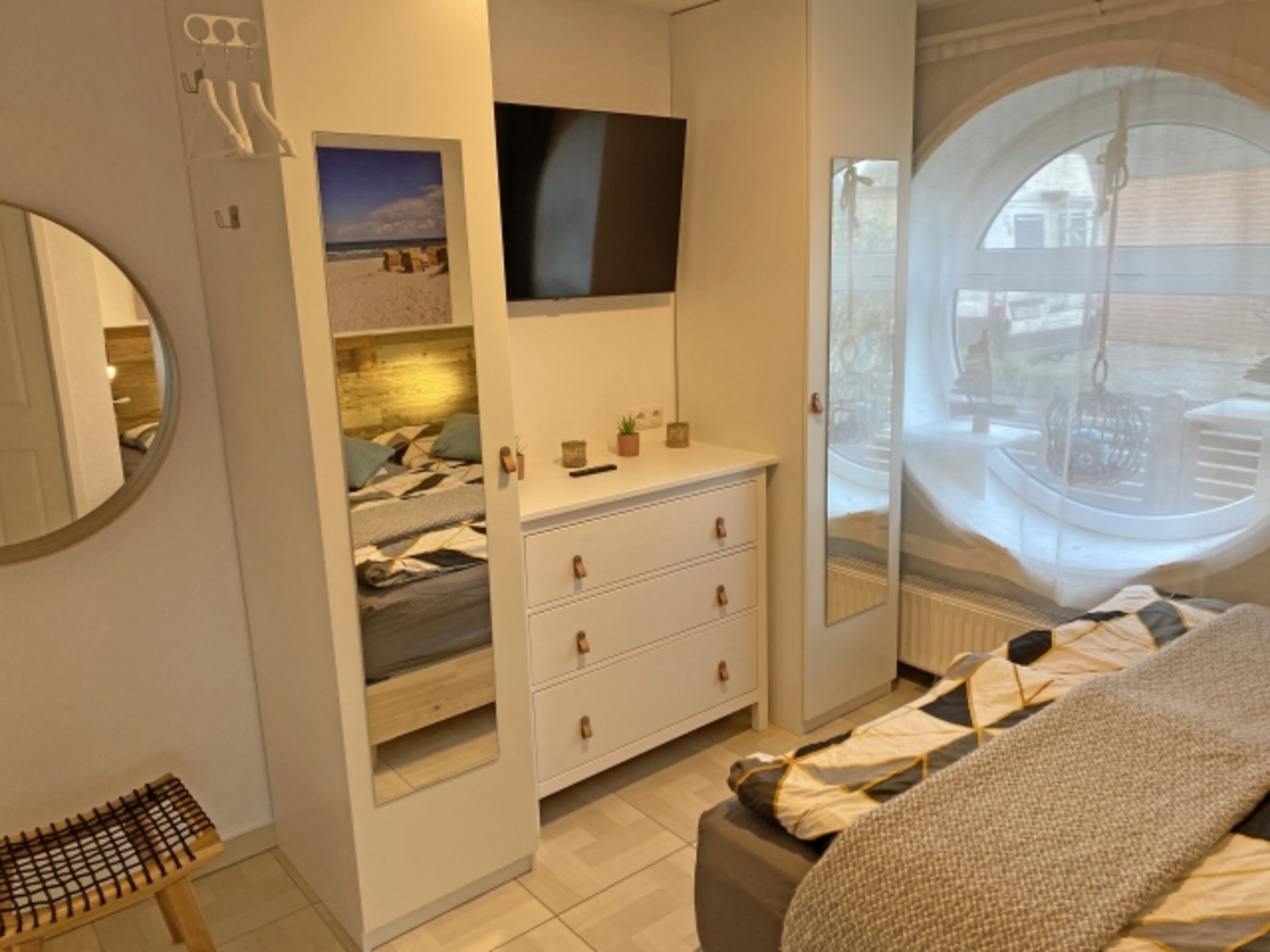 Schlafzimmer mit Boxspringbett (180x200) und Smart-TV