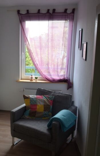 Sessel im kleinen Schlafzimmer