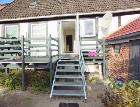 Blick vom Garten auf die Terrasse