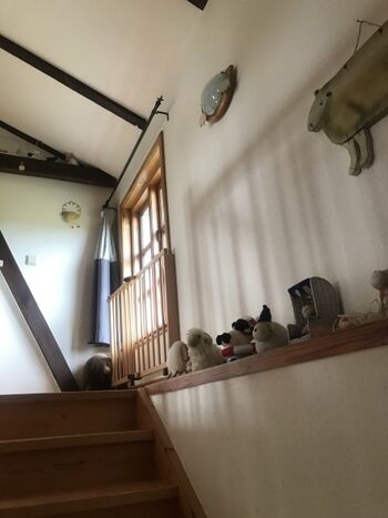 Aufgang zum Obergeschoss mit Schafen