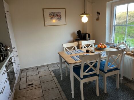 Küche mit EBK und Essgruppe "Schafhus"