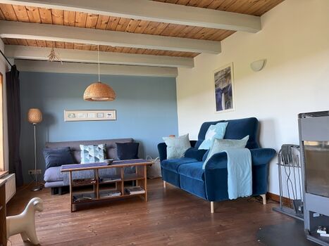 Wohnzimmer mit Kaminofen im "Schafhus"