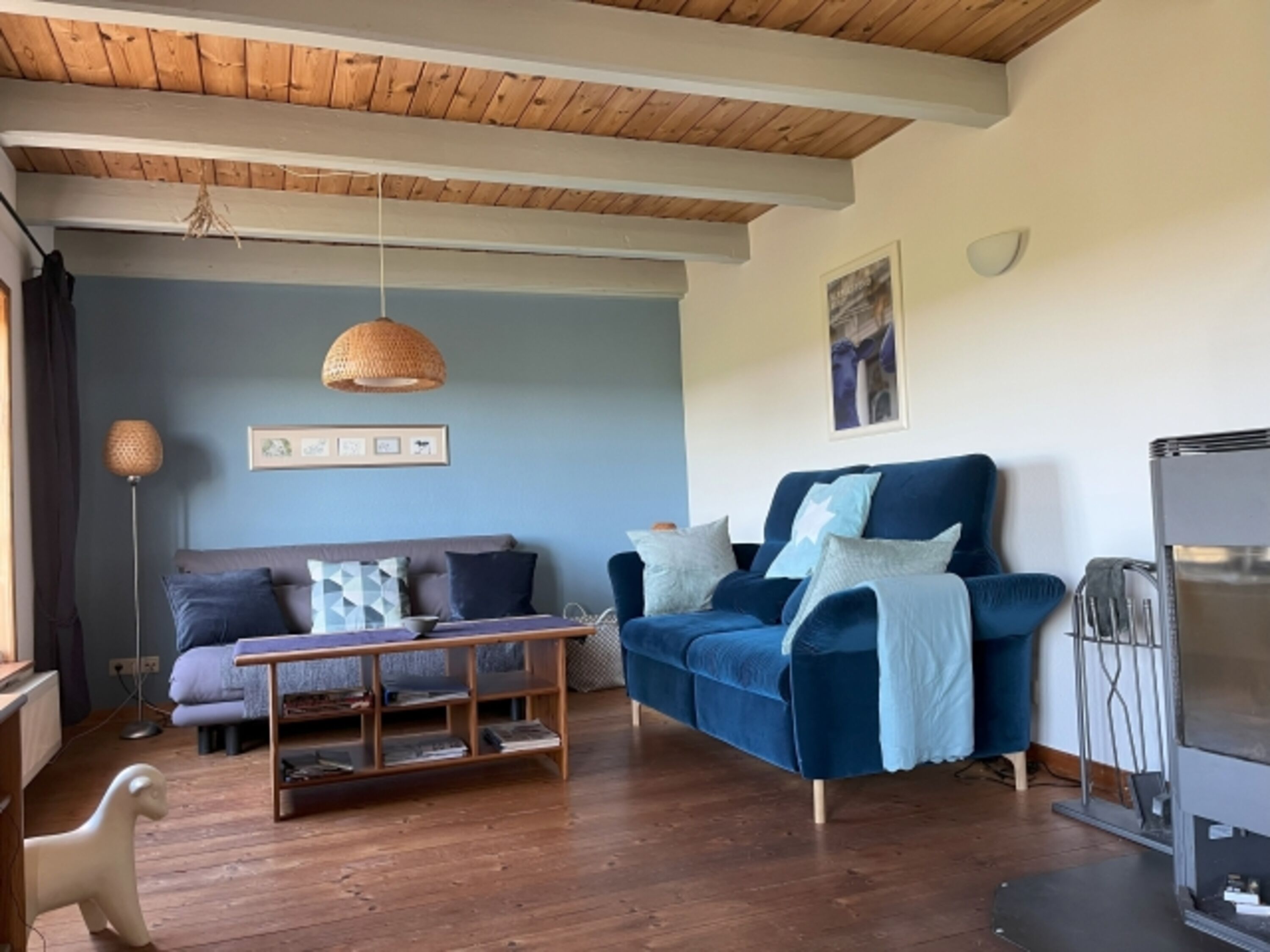 Wohnzimmer mit Kaminofen im "Schafhus"