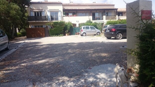 Aussenansicht der Anlage mit Parkplatz