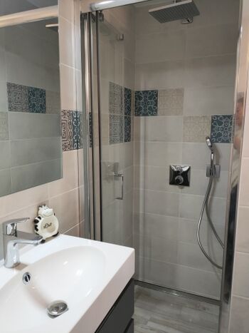 Neues modernes Badezimmer