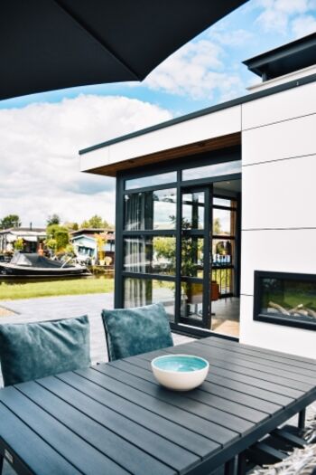 Terrasse mit Möbeln