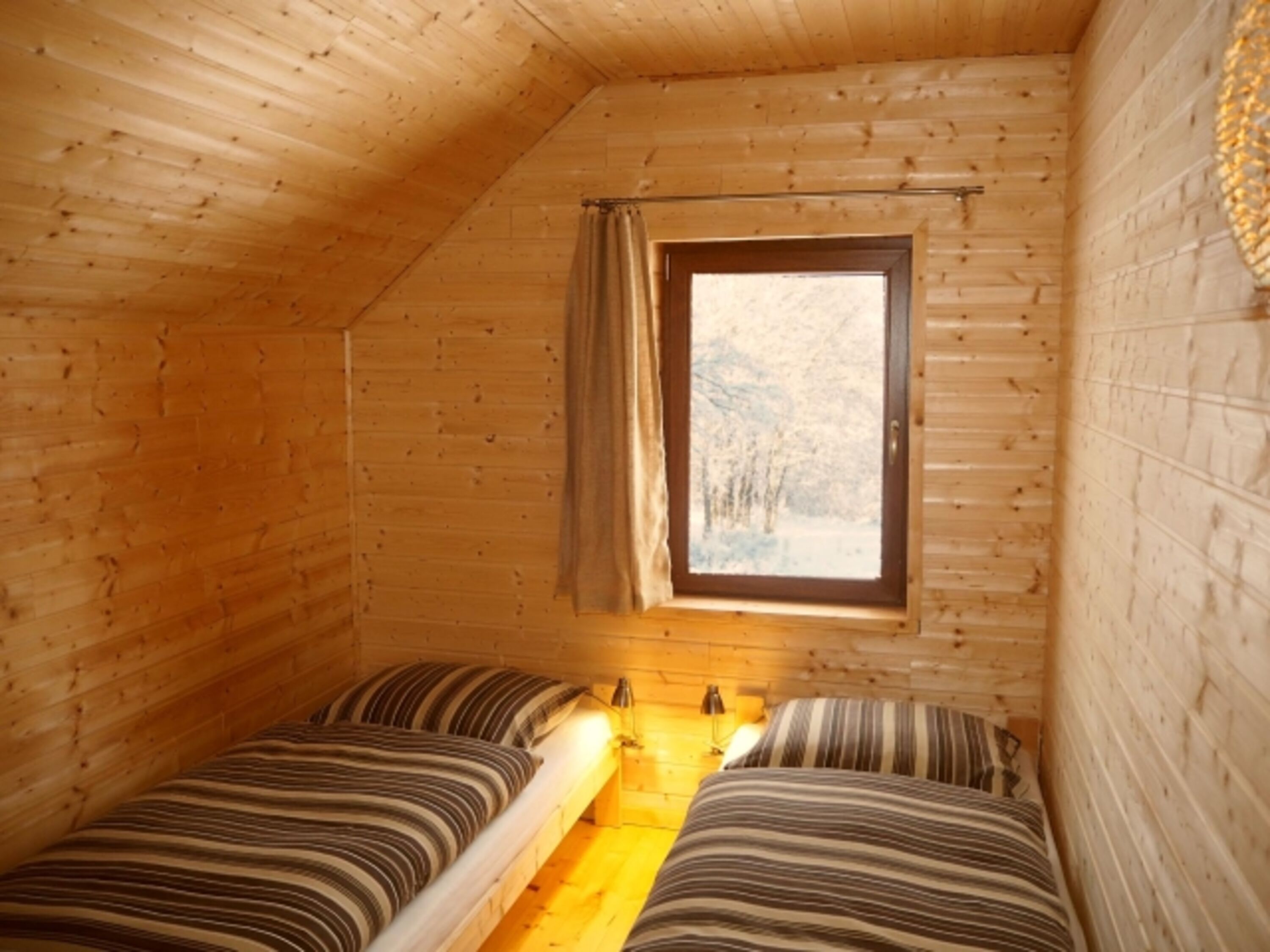 ...eine mit Doppelbett...