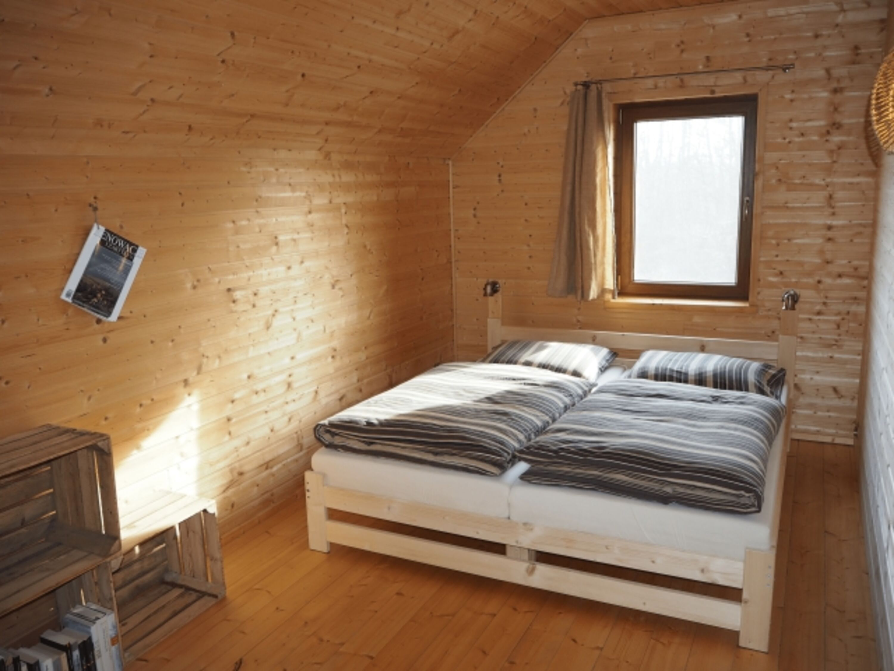 ...eine mit Doppelbett...