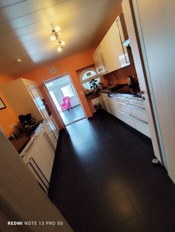 Küche mit Durchreiche zum Esszimmer