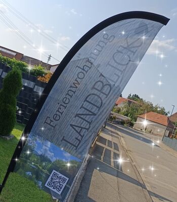 Banner vorm Hauseingang