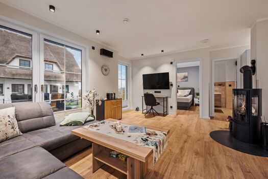 Wohnzimmer mit Kamin und Schreibtisch Ferienwohnung Windspiel