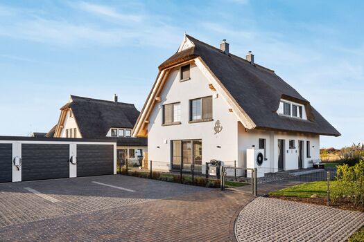 Eingangsbereich mit Parkplätzen und Wallboxen