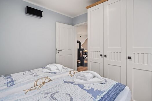Schlafzimmer mit Kleiderschrank Ferienwohnung Windspiel