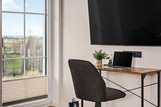 Schreibtisch und TV Ferienwohnung Windspiel