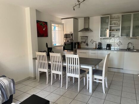 Offene Küchenzeile mit Esstisch