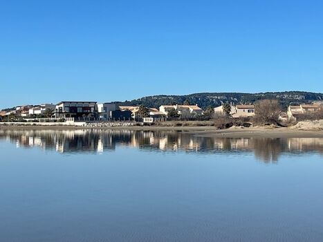Am Strand mit Blick auf Gruissan