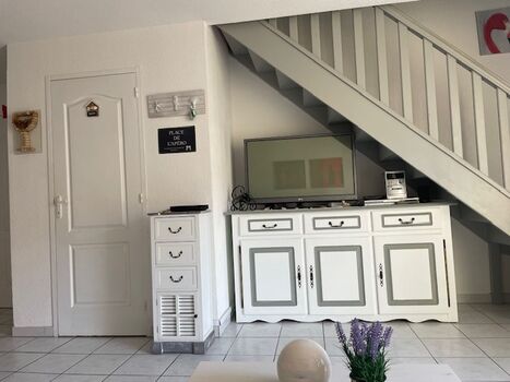 Wohnzimmer mit großem Fernseher