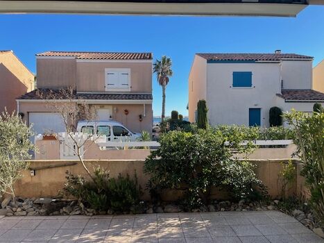 Terrasse mit Blick aufs Meer