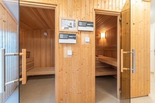 Wellnessbereich mit 3 Saunen und Duschen (Gemeinschaftsbereich) im DG