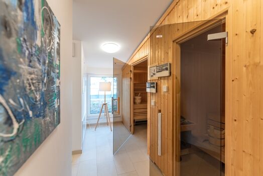 Wellnessbereich mit 3 Saunen und Duschen (Gemeinschaftsbereich) im DG