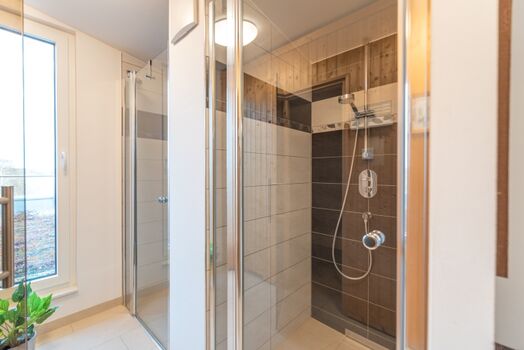 Wellnessbereich mit 3 Saunen und Duschen (Gemeinschaftsbereich) im DG