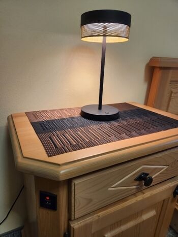 Nachttisch mit USB-Ladeanschluss