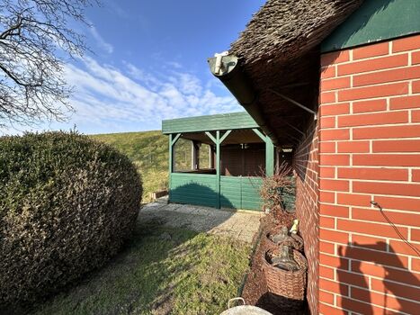 Garten und überdachte Terrasse