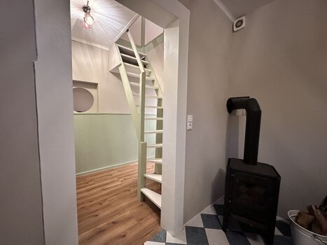 Flur mit Treppe ins OG