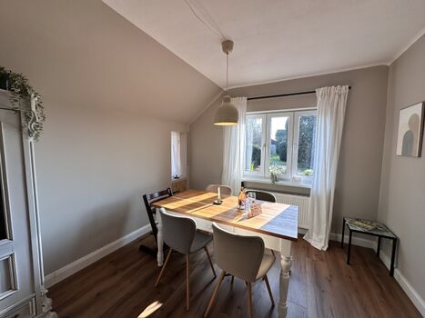 Esstisch im Wohnzimmer mit vier Stühlen und Tripp Trapp hochstuhl