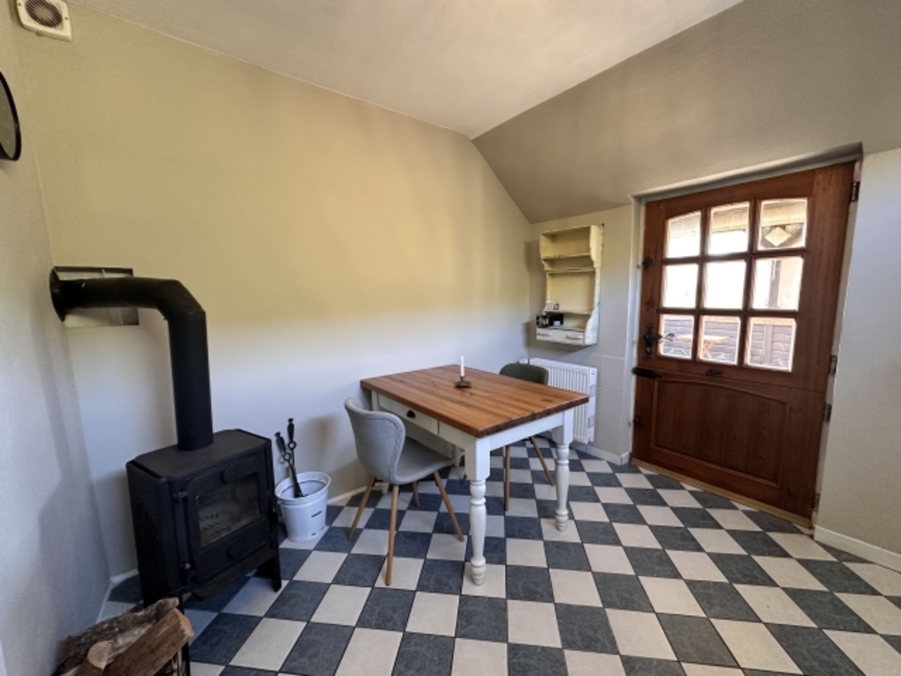 Sitzecke mit Zugang zur Terrasse in der Küche