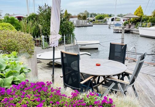 Haus am Wasser mit Bootssteg, Paradies für Wassersportler