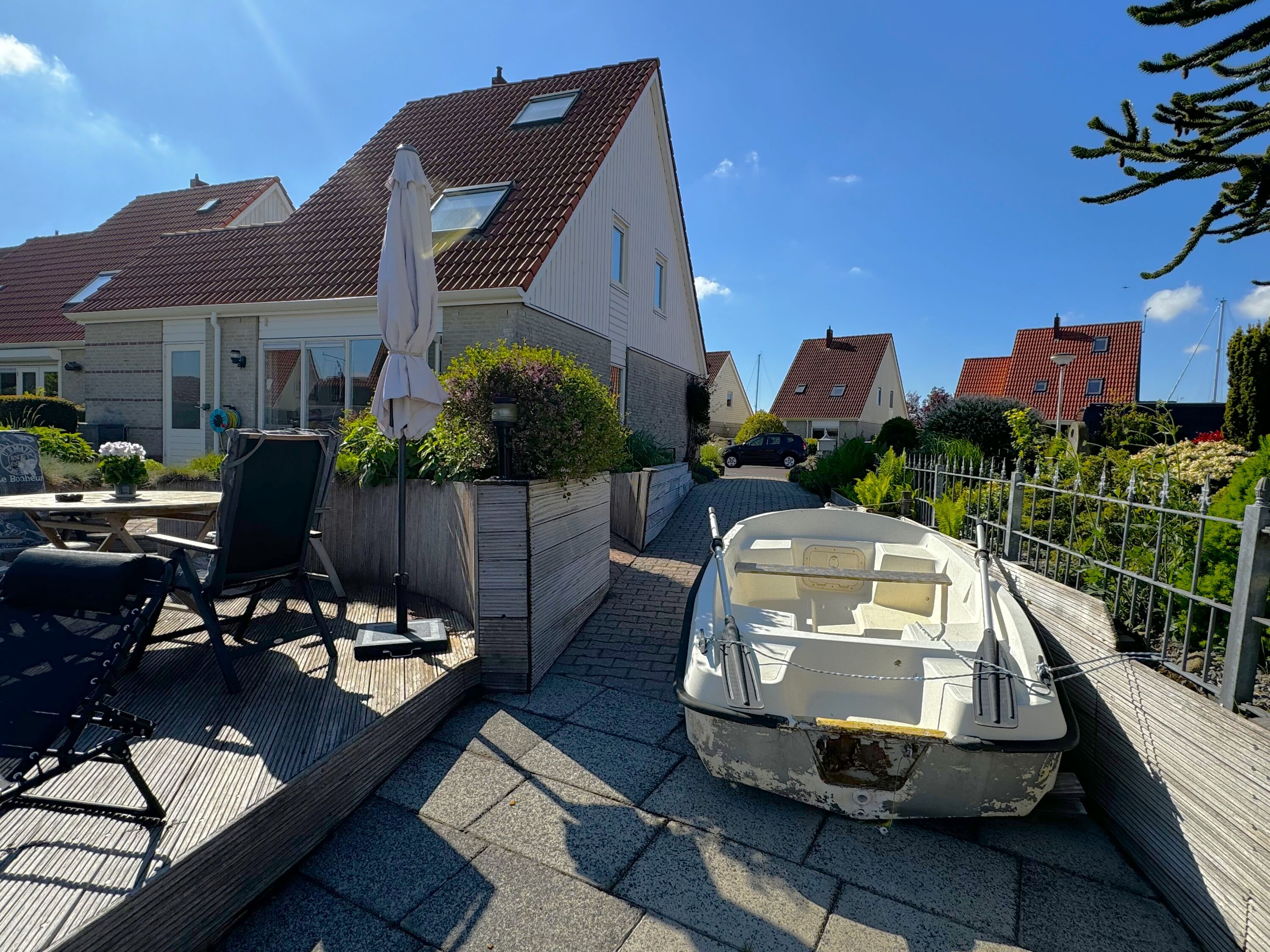 Haus am Wasser mit Paddelboot