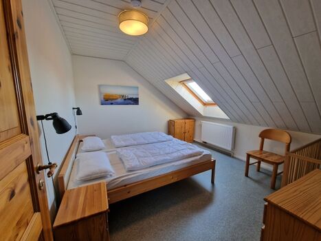 Schlafzimmer oben(2) - Doppelbett (180x200cm), Verdunkelungsrollo