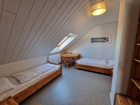 Schlafzimmer oben(1) - 2 Betten (je 90x200cm), Verdunkelungsrollo