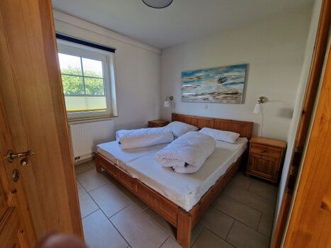 Schlafzimmer unten (bequemes Bett 180x200cm), Verdunkelungsrollo.