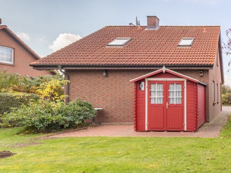 Großer grüner Garten und Sitzecke Richtung Sonnenaufgang