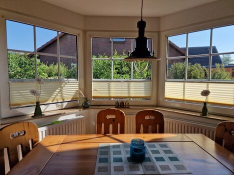 Sonniger gemütlicher Essplatz im Erker