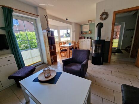 Sonniger Wohn-/Essbereich,  gemütlicher Kaminofen