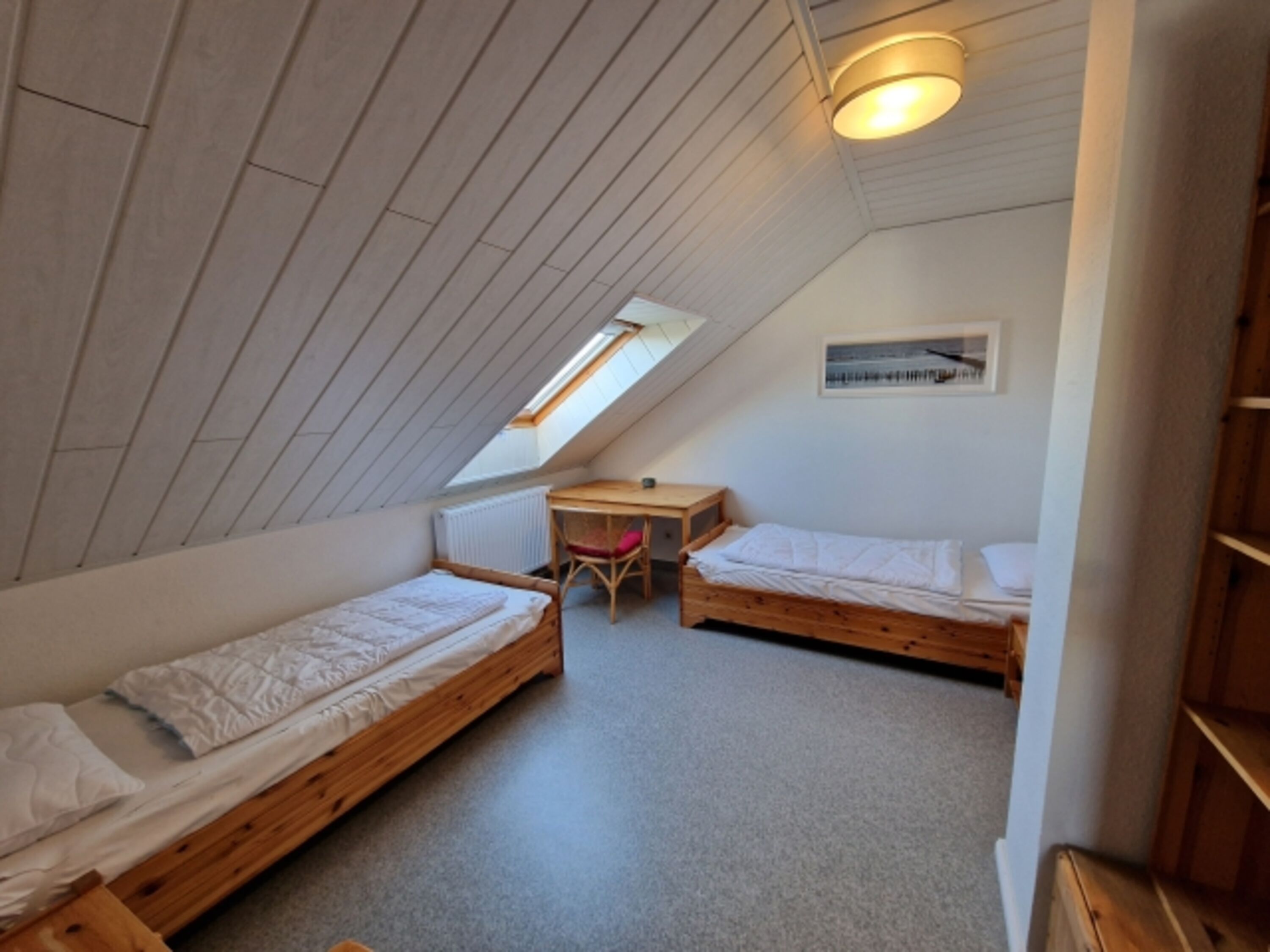 Schlafzimmer oben(1) - 2 Betten (je 90x200cm), Verdunkelungsrollo