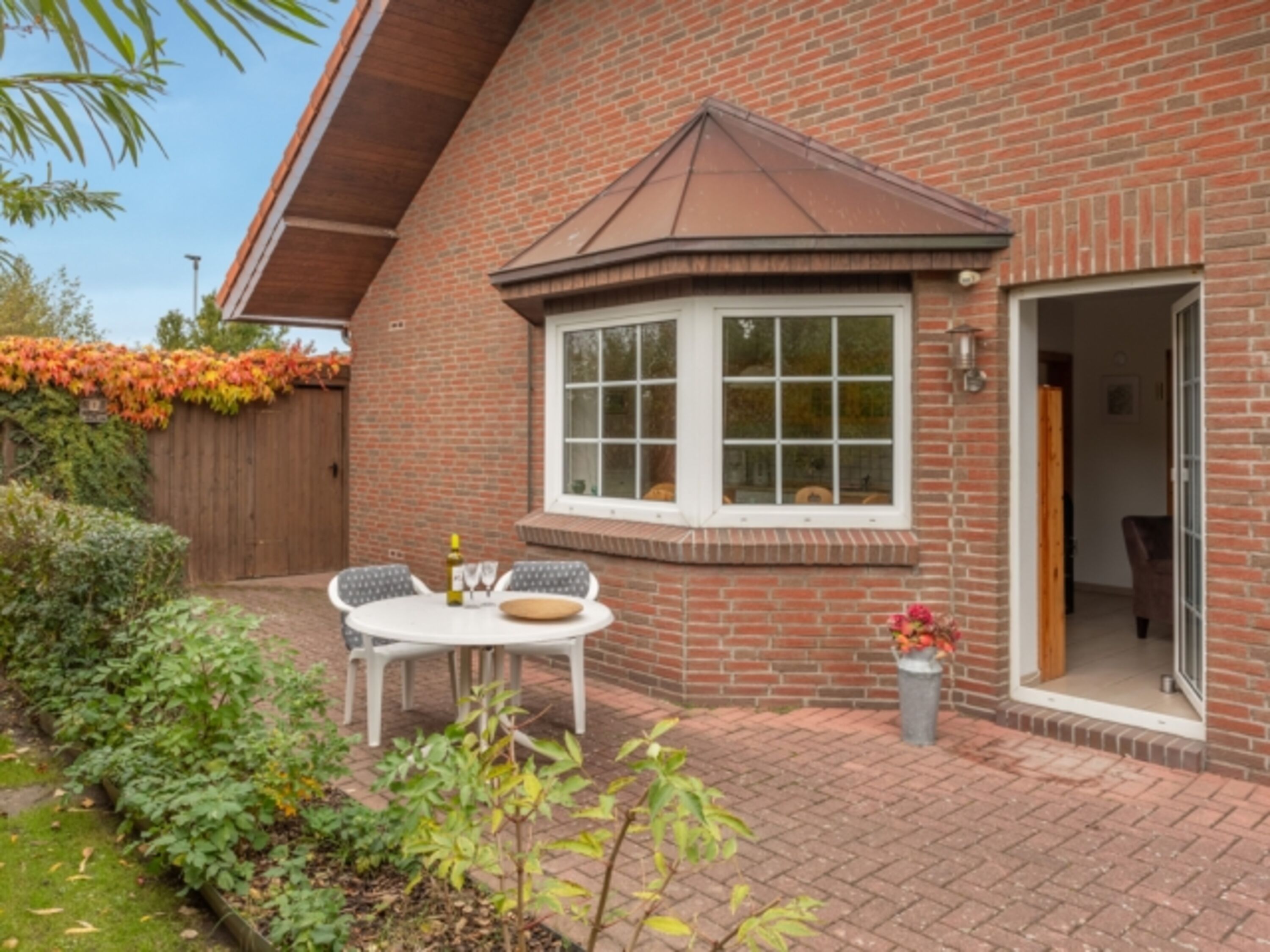 Schöne sonnige Terrasse mit Sitzmöbeln
