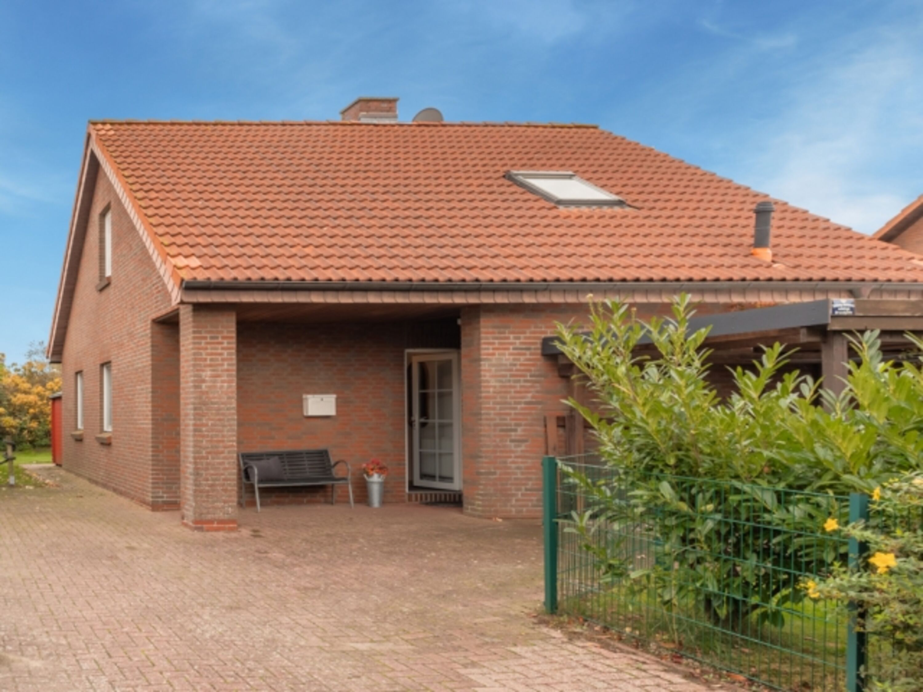 Schönes Haus, breite Auffahrt, Carport mit verschließbarem Nebenraum