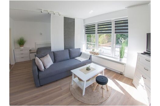 Sitzbereich mit großer Fensterfront