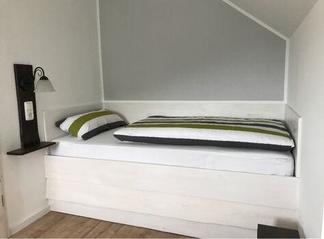 Schlafzimmer 2 obere Wohnung (1 von 2 Betten)