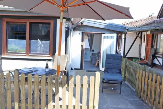 vollständig eingezäunte Terrasse mit Gasgrill